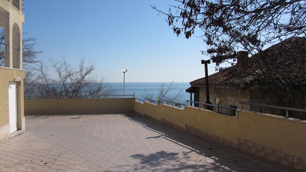 Apartments Bizone Kavarna Bagian luar foto